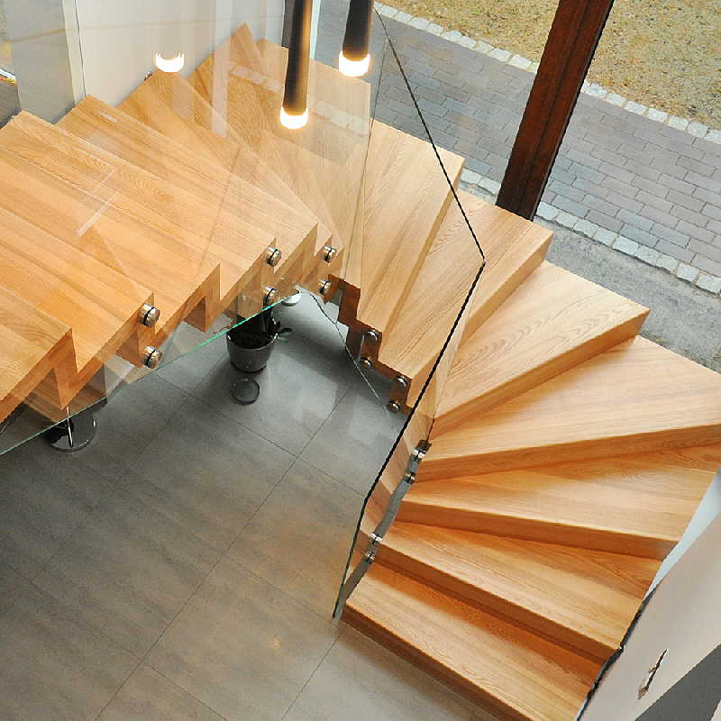 schody dywanowe dwuzabiegowe wykonane z drewna jesionowego balustrady szklane