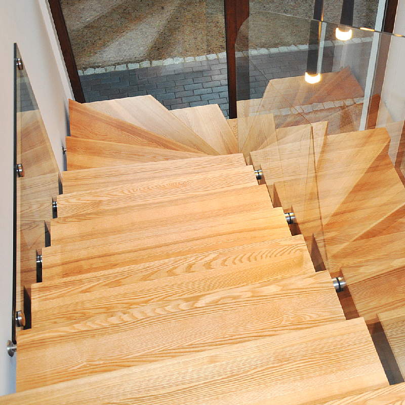 schody dywanowe dwuzabiegowe wykonane z drewna jesionowego balustrady szklane